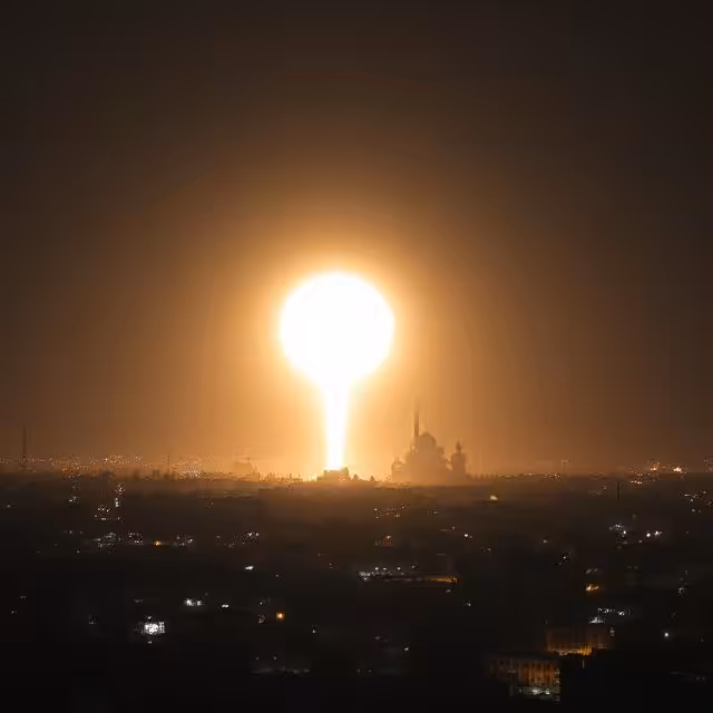 في مشهد أربك سكان المدينة، شهدت مدينة الفاشر، عاصمة ولاية شمال دارفور، مساء اليوم، ظاهرة غريبة تمثّلت في ومضات ضوئية شديدة أضاءت السماء، تلتها أصوات انفجارات عنيفة