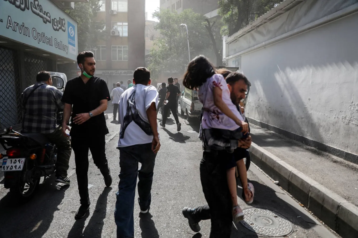 أعلنت وزارة الصحة الإيرانية،  الأحد، أن حصيلة الهجمات الإسرائيلية المتواصلة منذ فجر الجمعة ارتفعت إلى 224 قتيلاً وأكثر من ألف مصاب،