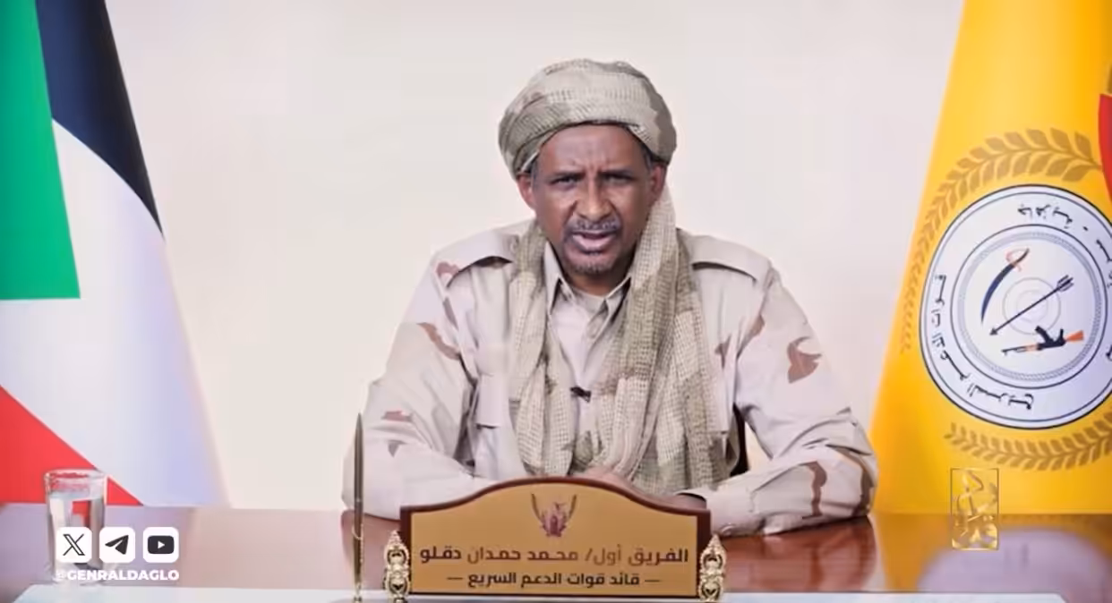 علن قائد قوات الدعم السريع، محمد حمدان دقلو “حميدتي”، الاثنين، موافقته على هدنة إنسانية لمدة ثلاثة أشهر تشمل وقفًا كاملًا للعمليات العدائية