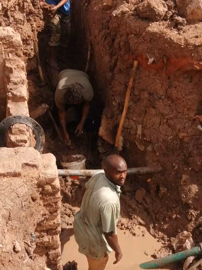 أعلنت هيئة مياه ولاية الخرطوم، عبر فرعها بمحلية بحري، عن إكمال أعمال صيانة معقدة بكسر في الخط الناقل للمياه بقطر 12 بوصة، بالقرب