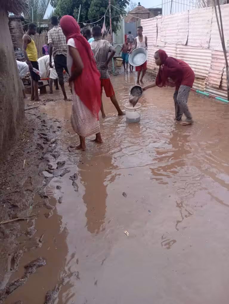 في مشهد مأساوي يعيد نفسه مع بداية كل موسم خريف، تعرضت مدينة القضارف بشرق السودان إلى شلل شبه كامل بعد أولى أمطار خريف 2025