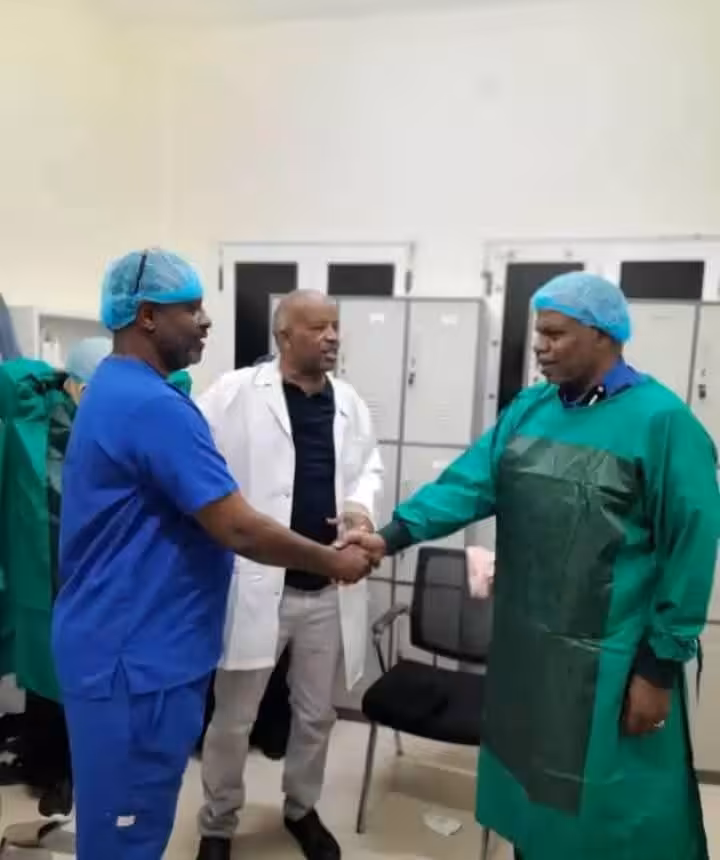 في إنجاز يُعد الأول من نوعه بولاية نهر النيل، تمكّن الفريق الطبي بمستشفى الشرطة عطبرة الاثنين من إجراء عملية جراحية دقيقة ومعقدة لفتح الصدر