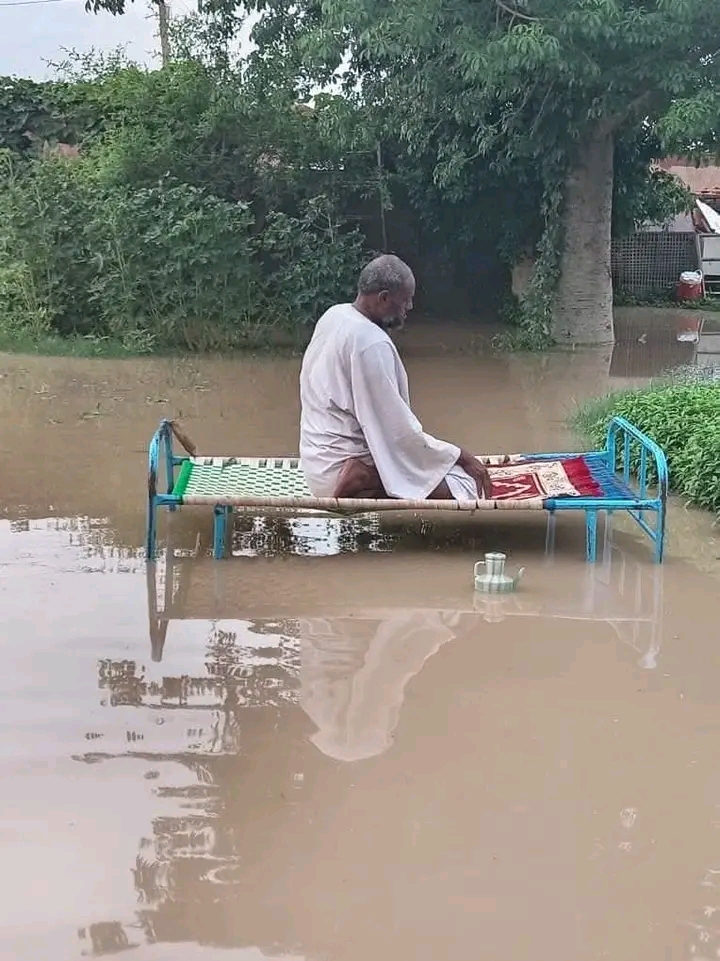 تداول رواد مواقع التواصل الاجتماعي على نطاق واسع صورة لرجل يؤدي صلاته فوق "سرير" بعدما غمرت مياه الأمطار كامل منزله، في مشهد وجد تفاعلاً كبيرًا وتعليقات إيجابية من المتابعين.
