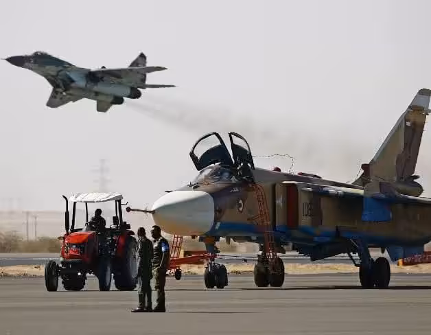 أصدرت محكمة مكافحة الإرهاب والجرائم الموجهة ضد الدولة، برئاسة القاضي محمد سرالختم، الأحد حكمًا بالسجن المؤبد لعشرين عامًا على خمسة متهمين