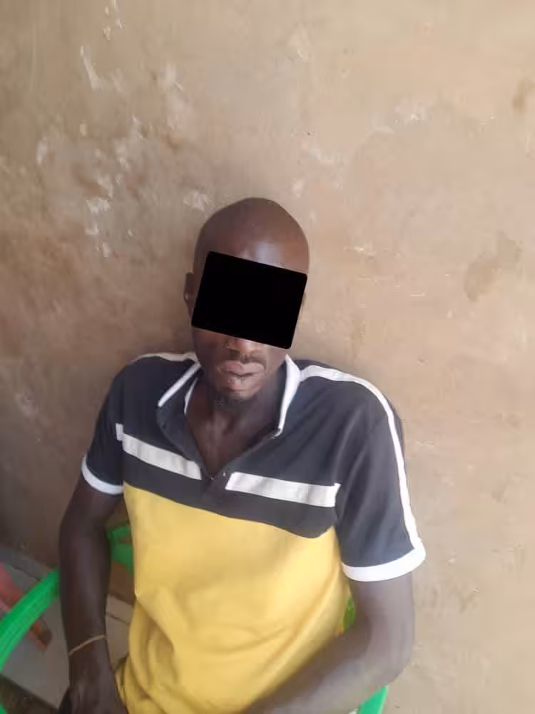 في جريمة هزت سوق صابرين، تمكنت إدارة المباحث الجنائية المركزية من كشف غموض مقتل شخص مجهول الهوية، عُثر على جثته صباح اليوم بجوار مباني الوحدة الإدارية، بعد إصابته بأعيرة نارية