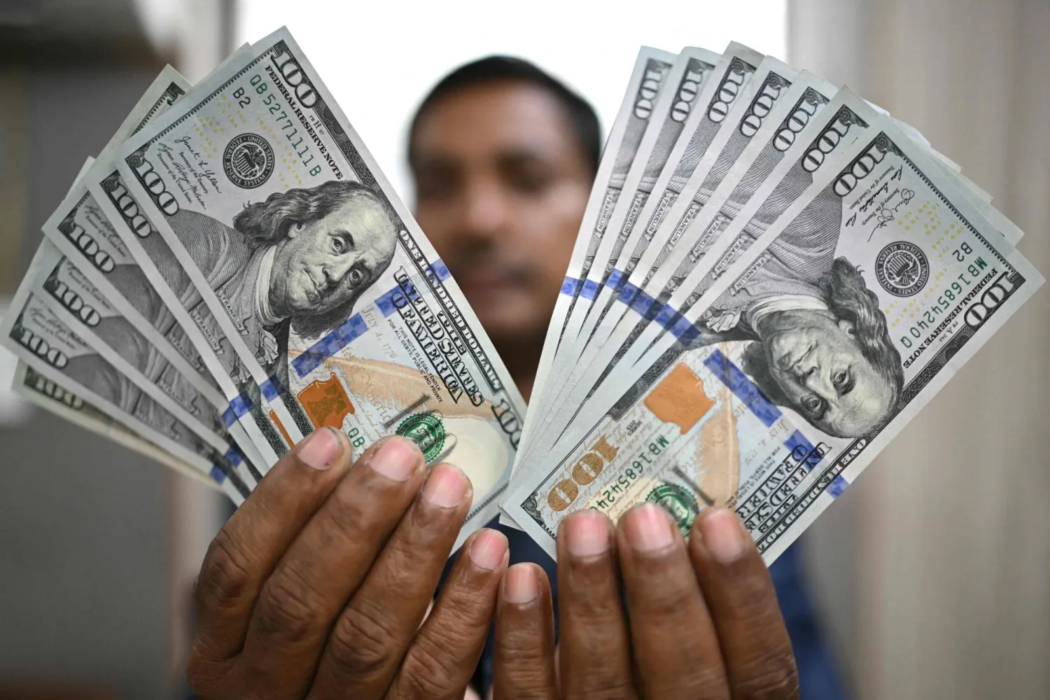 شهدت السوق السودانية اليوم السبت قفزة قياسية في سعر الدولار الأمريكي في السوق الموازي، مع تواصل شح السيولة وتزايد الدولرة، ما يعكس فقدان الثقة في الجنيه المحلي.