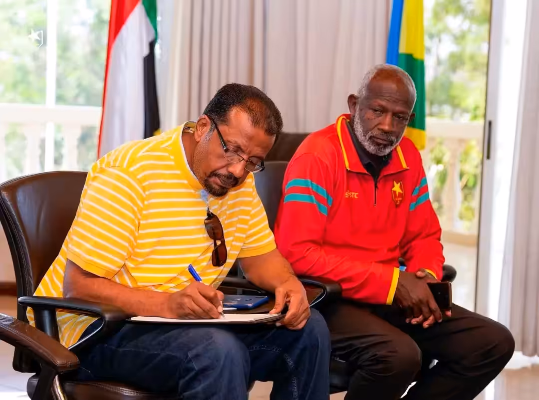 عقدت بعثة نادي المريخ السوداني اجتماعاً مشتركاً مع إدارة نادي رايون سبورت الرواندي، بمقر سفارة السودان في كيغالي، برئاسة سعادة السفير خالد موسى،