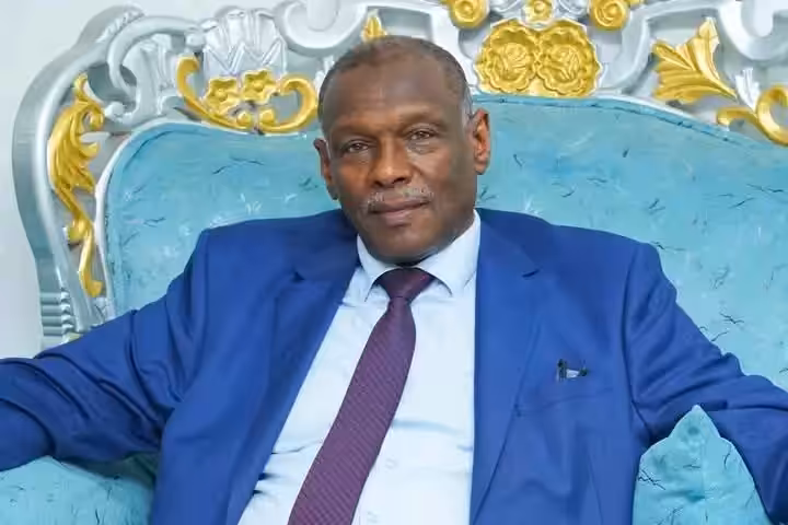  أعلن وزير الدولة بوزارة الخارجية السودانية، السفير عمر صديق، استقالته من منصبه، مختتماً مسيرة دبلوماسية امتدت لأكثر من خمسة وأربعين عاماً قضاها في خدمة السودان ومصالحه العليا