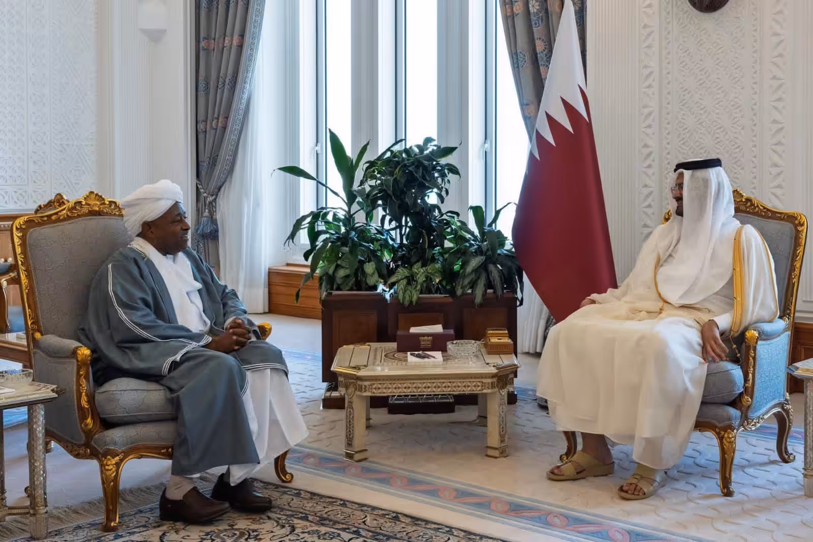 قدم السفير بدر الدين عبدالله محمد أحمد صباح الأربعاء نسخة من أوراق اعتماده لسمو الشيخ عبدالله بن حمد آل ثاني، نائب أمير دولة قطر، في مكتبه بالديوان الأميري، ليبدأ رسمياً مهامه كسفير لجمهورية السودان لدى دولة قطر.