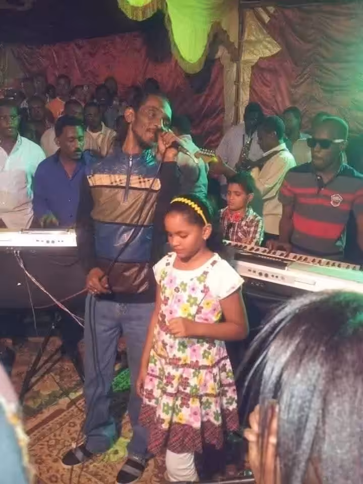 أصدرت أسرة الفنان الراحل محمود عبد العزيز بيانًا أكدت فيه تقديرها لجماهير الحوت الوفية التي ما تزال تحفظ إرثه الفني والإنساني وتدافع عن سيرته العطرة.