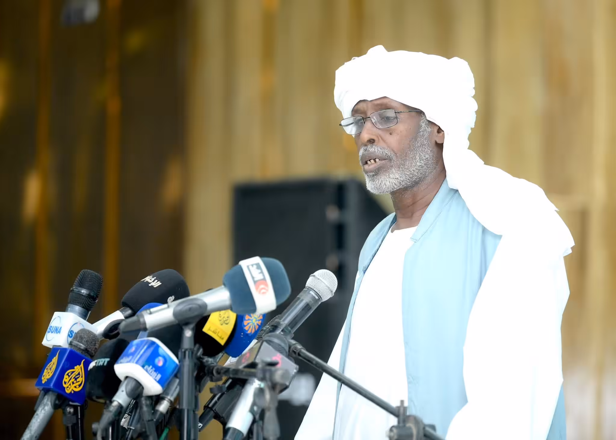 أكد محمد الأمين ترك، نائب رئيس اللجنة الوطنية لفك حصار الفاشر، أن بيان اللجنة الرباعية الأخير بشأن أوضاع السودان "لا يمثل شيئاً ولا يعنيهم لا من قريب ولا من بعيد".