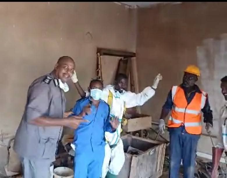 نجحت وحدة الإنقاذ البري التابعة لقوات الدفاع المدني في عملية معقدة وحافلة بالمخاطر، انتهت بانتشال (9) جثث لمواطنين كانوا معتقلين لدى قوات  الدعم السريع.