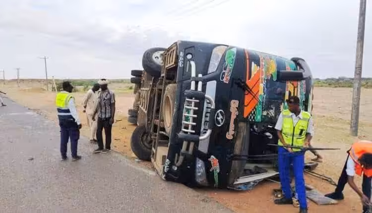 شهد طريق الخرطوم – مدني صباح اليوم حادثاً مأساوياً بعد أن انقلب بص سفري يتبع لشركة ود سطيح كان ضمن فوج من البصات المتحركة من قطاع الباقير