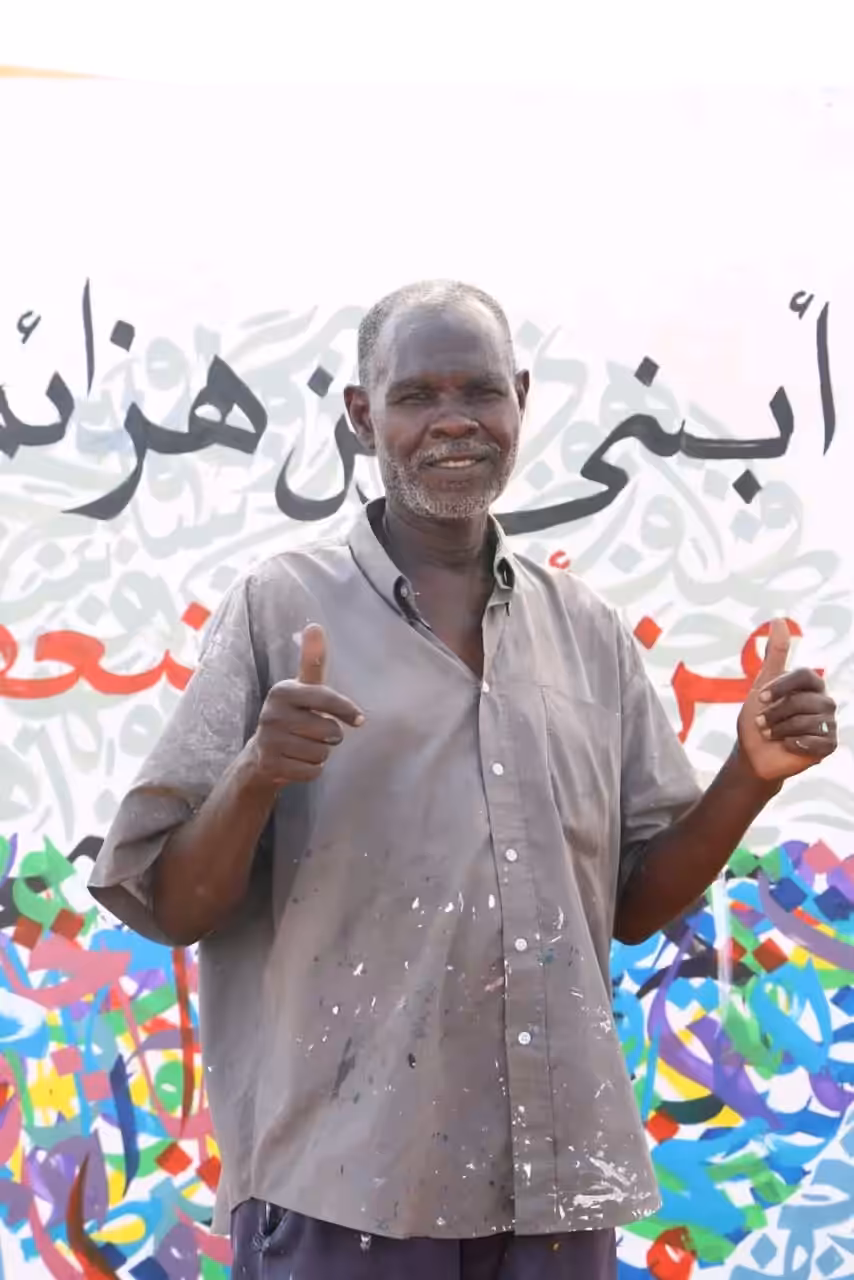 روى الفنان التشكيلي سهل الطيب عبر صفحته على وسائل التواصل الاجتماعي موقفًا إنسانيًا لافتًا، جمعه صدفة بأحد المساجين أثناء مروره في شارع مزدحم، حيث تجسدت في الواقعة معاني النبل والمروءة في أبسط صورها.