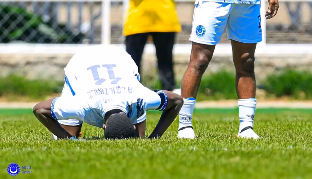 أثارت لقطة نشرها مصور نادي الهلال السوداني للمحترف المالي آداما كوليبالي وهو يسجد شكراً لله عقب إحرازه هدفًا في المباراة الودية أمام فريق سيمبا التنزاني، تفاعلاً واسعاً وسط الجماهير الهلالية على مواقع التواصل الاجتماعي.