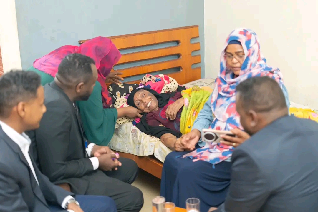 في لفتة إنسانية تعبّر عن الوفاء والعرفان، قام وفد من شركة تاركو للطيران بزيارة الممثلة القديرة بلقيس عوض التي تتلقى العلاج حالياً بمدينة دنقلا، وذلك ضمن مبادرات الشركة المتواصلة لدعم ورعاية رموز الفن والثقافة في السودان.