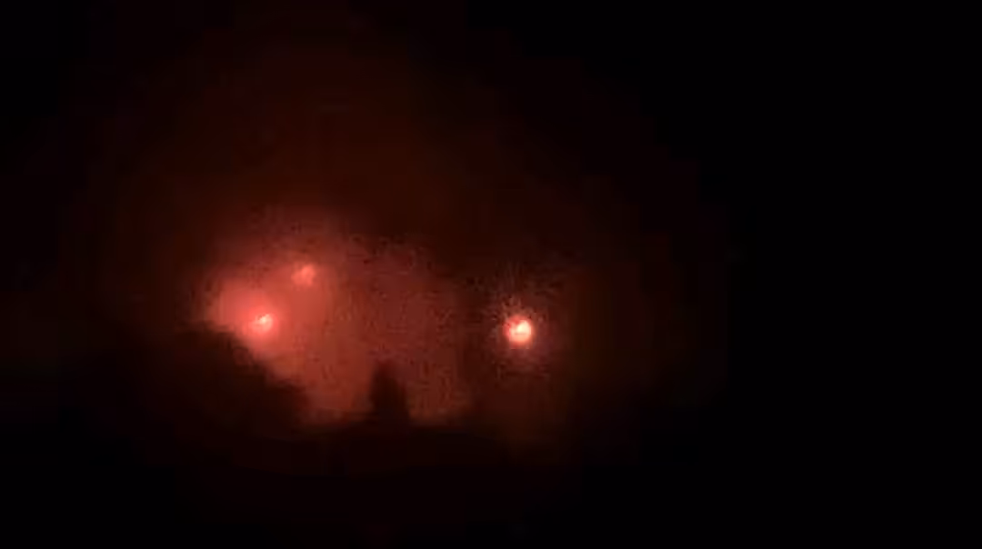 أعلنت شبكة أطباء السودان مقتل 57 شخصًا، بينهم 17 طفلًا (3 منهم رُضّع) و22 امرأة، إضافة إلى 21 جريحًا، في قصف صاروخي متعمّد نفذته قوات الدعم السريع عبر المسيّرات والمدفعية الثقيلة على دار الأرقم للنازحين داخل جامعة أم درمان الإسلامية بمدينة الفاشر، بولاية شمال دارفور.