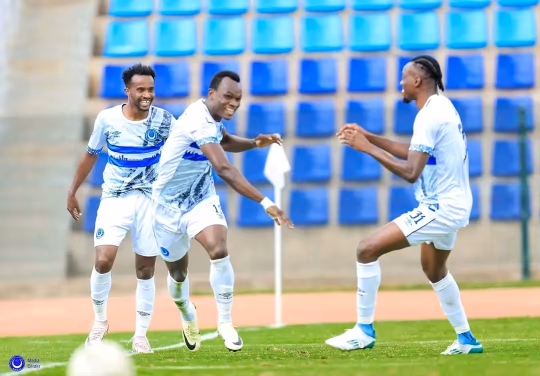 وضع نادي الهلال السوداني قدمًا في دور المجموعات من دوري أبطال أفريقيا بعد انتصار ثمين حققه خارج الديار على مضيفه نادي البوليس الكيني بهدف دون مقابل، في المباراة التي جرت مساء الجمعة ضمن ذهاب الدور التمهيدي الثاني من البطولة.