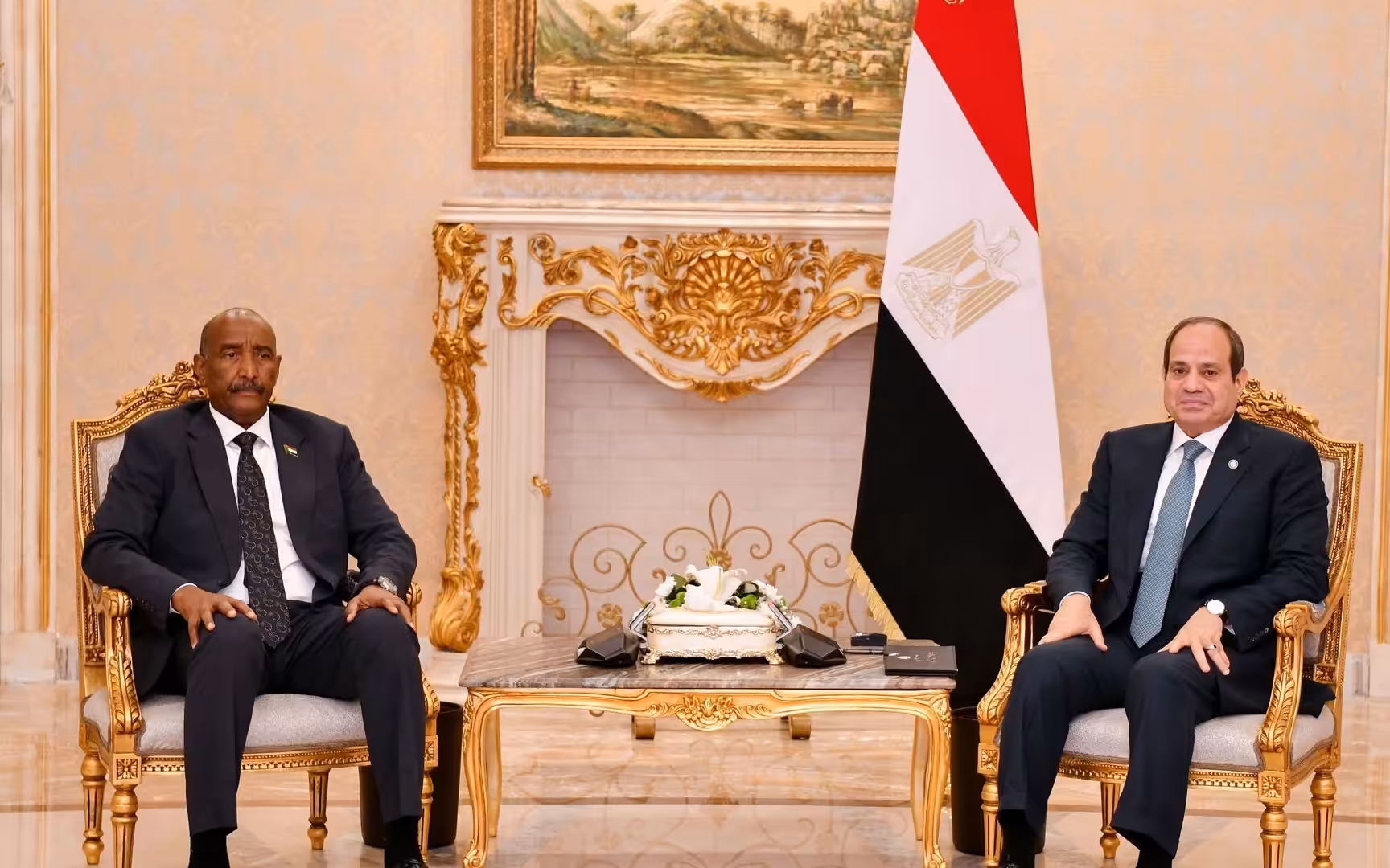 بحث الرئيس المصري عبد الفتاح السيسي، الأربعاء في القاهرة، مع رئيس مجلس السيادة الانتقالي السوداني الفريق أول عبد الفتاح البرهان، تطورات الأوضاع في السودان وجهود وقف الحرب وتحقيق الاستقرار.