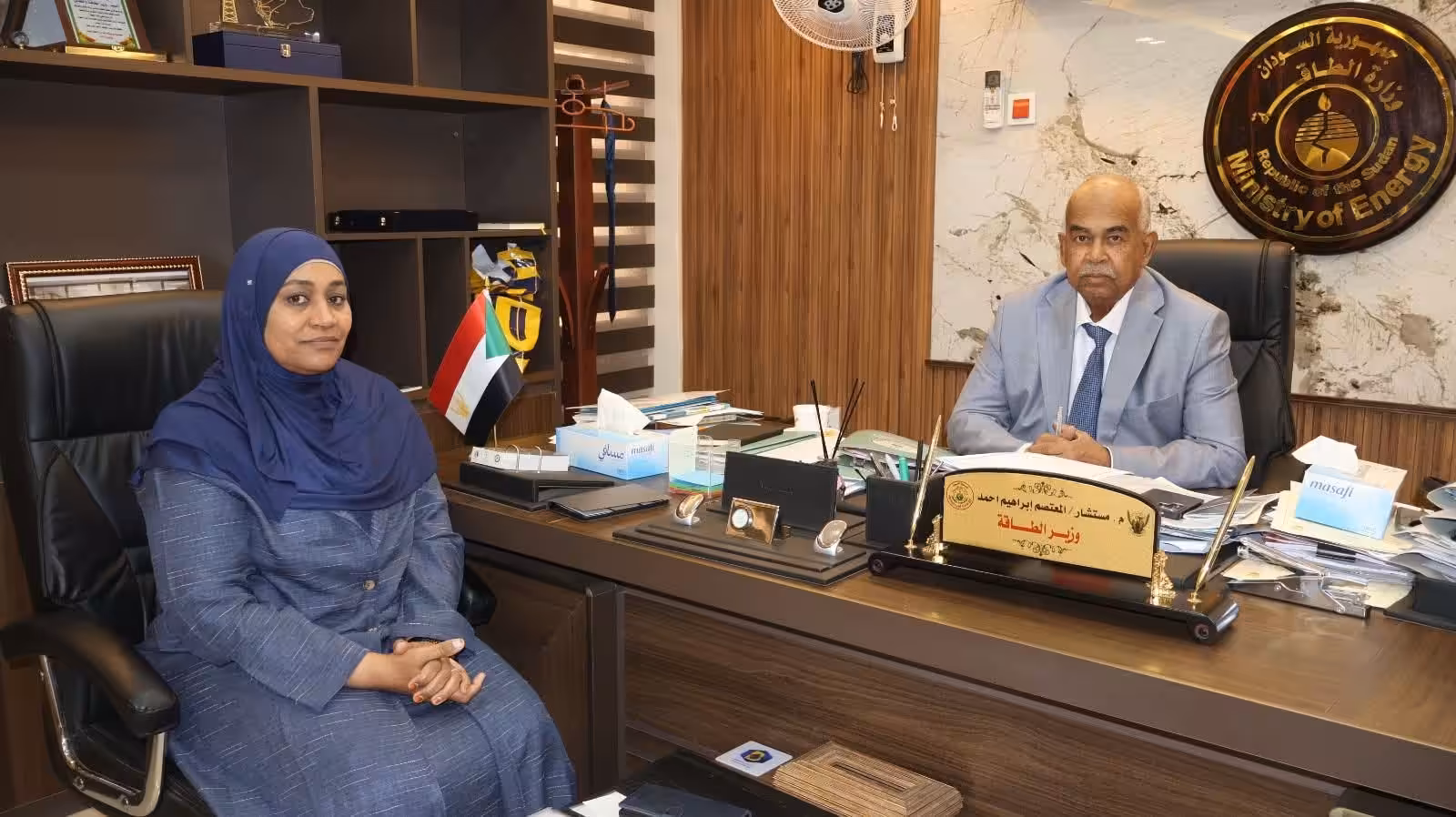التقى وزير الطاقة المهندس المستشار المعتصم إبراهيم أحمد، بمكتبه الخميس، مدير مصفاة بورتسودان المهندسة هجوة الشيخ محمد مدني، التي قدّمت تنويرًا شاملًا حول تاريخ المصفاة ووضعها الراهن، إلى جانب الفرص الاستثمارية المطروحة لإقامة مصفاة بورتسودان الجديدة