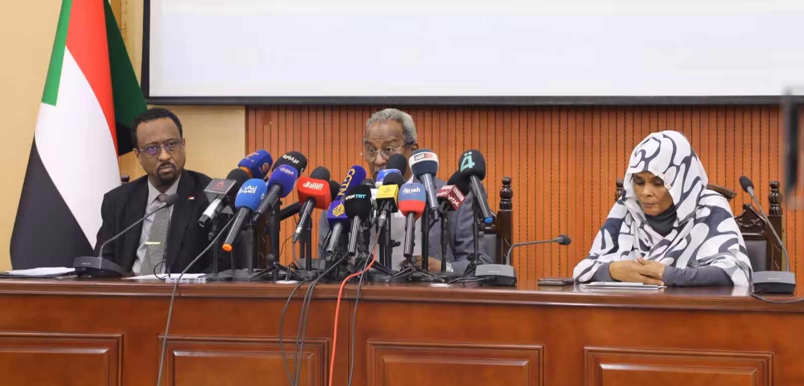 أكد وزير الثقافة والإعلام والسياحة، خالد الإعيسر، أن موقف الحكومة السودانية من الحرب الدائرة ضد المليشيا المتمردة ثابت وواضح، مشدداً على أنه "لا تفاوض مع من يقتل المدنيين"، وأن الحكومة تعمل بما يرضي الشعب السوداني ووفق مسؤولياتها الوطنية.