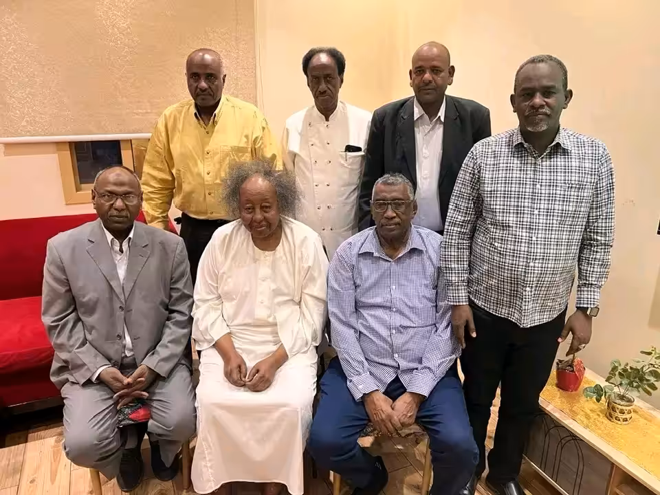 في لفتة إنسانية تعبّر عن الوفاء والتقدير، قام وفد من الرياضيين والإعلاميين مساء الخميس بزيارة إلى منزل البروفيسور كمال حامد شداد، الرئيس الأسبق للاتحاد السوداني لكرة القدم واللجنة الأولمبية السودانية، للاطمئنان على صحته عقب الوعكة الصحية التي ألمّت به مؤخرًا.