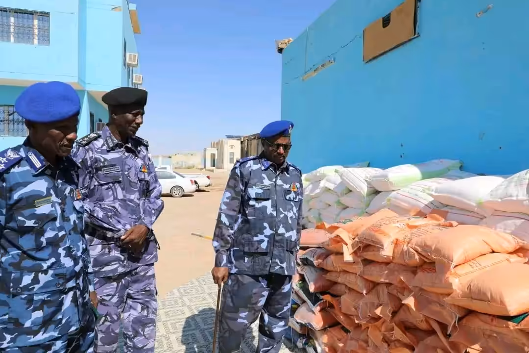 في إطار الجهود الرامية لتخفيف أعباء المعيشة عن منسوبي الشرطة في ظل الارتفاع الكبير لأسعار السلع الاستهلاكية، قامت شرطة الولاية الشمالية بتوزيع الطرد السلعي المجاني لمنسوبيها بكافة وحداتهم.