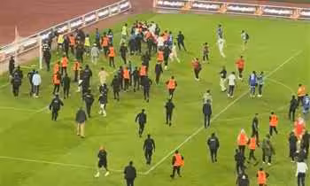 أعلن مجلس إدارة نادي الهلال أن عدداً من مناصريه تعرّضوا لإصابات متفاوتة خارج ملعب المباراة التي جمعت الفريق بمولودية الجزائر في رواندا، وذلك إثر احتكاكات وقعت بين مشجعين بعد نهاية اللقاء. وأفاد النادي بأن المصابين نُقلوا إلى المستشفى لتلقي الرعاية الطبية اللازمة.