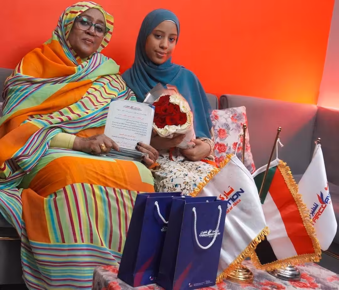 احتفت شركة تاركو للطيران بالطالبة رهف الأمين الطيب، الأولى على مستوى السودان في الشهادة السودانية لعام 2024 (الدفعة المؤجّلة)، وذلك خلال حفل رسمي أُقيم بمدينة أسوان تكريماً لتفوقها الأكاديمي وإنجازها الاستثنائي في ظل الظروف الصعبة التي تمر بها البلاد.