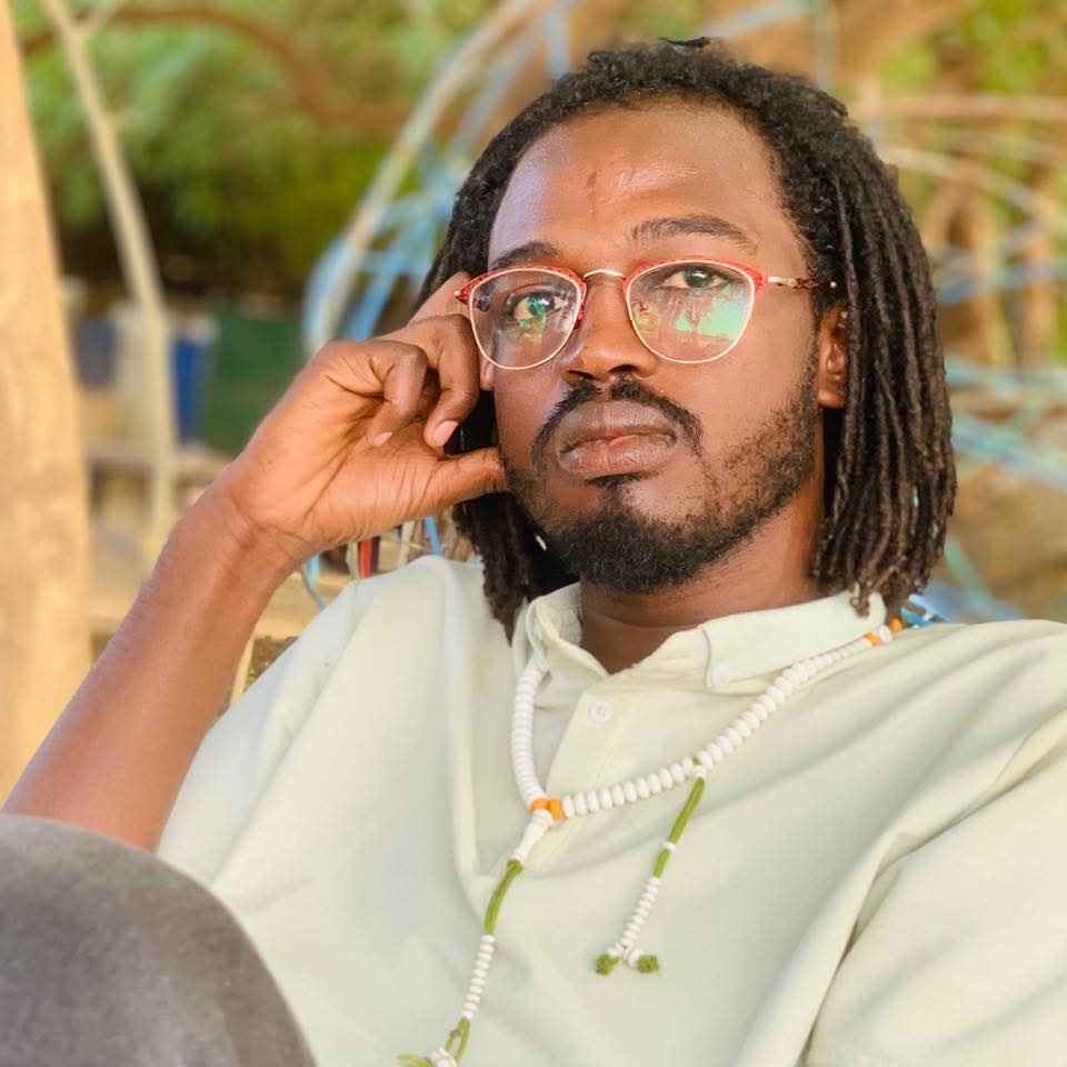 في كل مرة يُقتل فيها مواطنٌ أعزل، وتُغتصب أرضه، ويُنهك بيته، ويُهان صوته، يخرج بعض المثقفين والناشطين المحسوبين على هذا الطرف أو ذاك، ليبحثوا فورًا عن مبرر أو عن جريمةٍ مقابلة، أو عن سرديةٍ تخفف وقع الحقيقة.