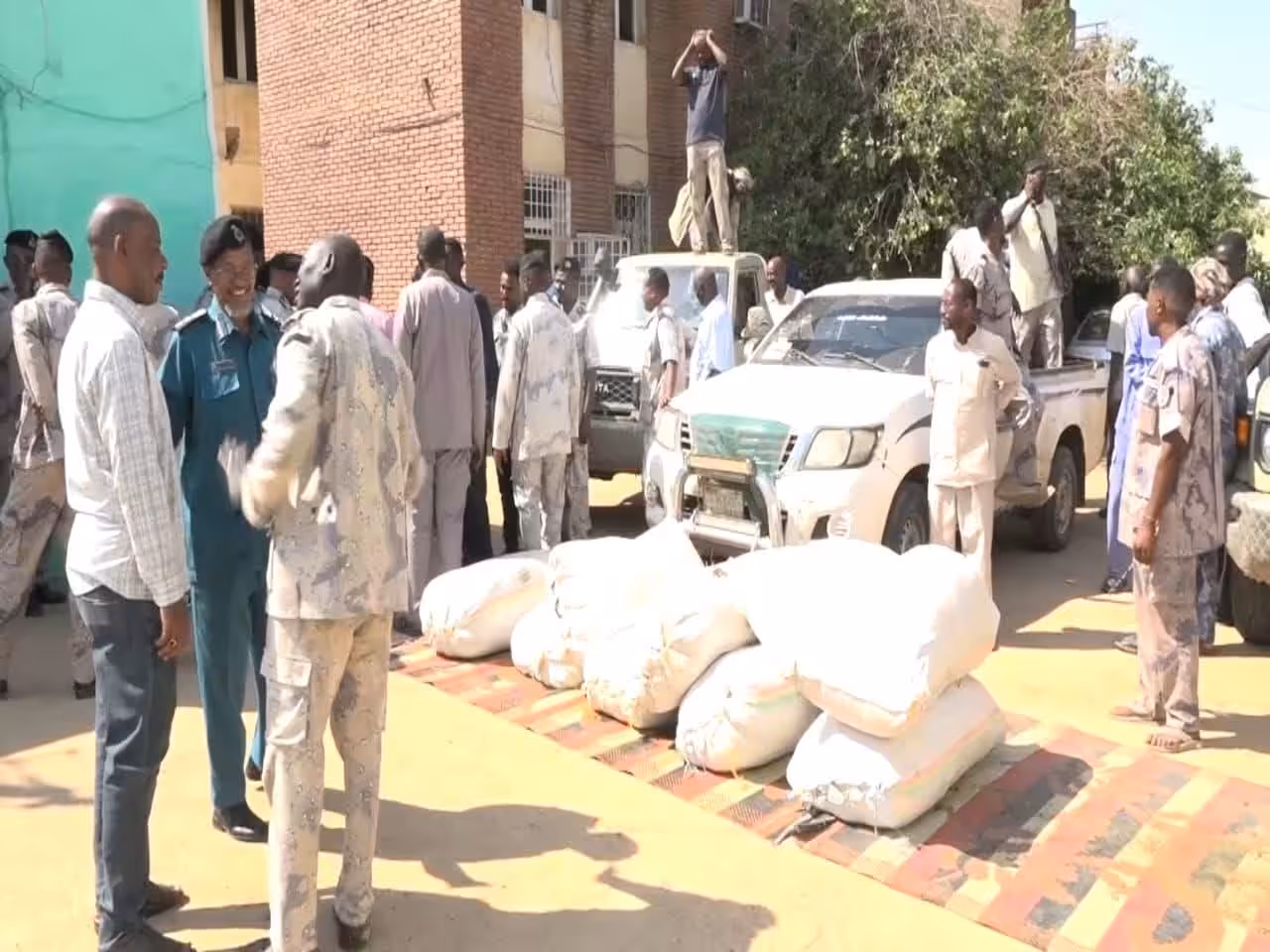 وجّه وزير التنمية الاجتماعية ونائب والي كسلا، عمر عثمان آدم، إشادة خاصة بقوات شرطة مكافحة التهريب بعد نجاحها في إحباط واحدة من أكبر محاولات تهريب مخدر الشاشمندي بالولاية، مؤكداً أن هذه الإنجازات تمثل خط الدفاع الأول في حماية المجتمع من أخطر المهددات الأمنية والاجتماعية.