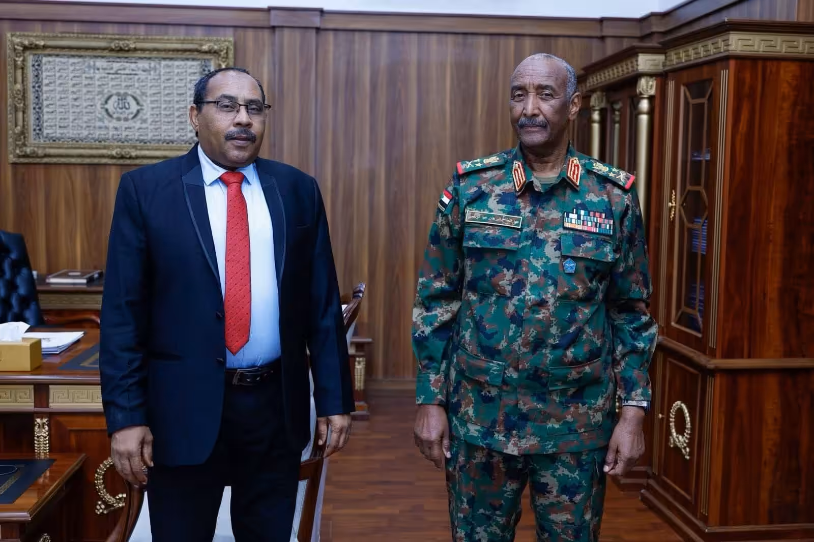 في لقائي اليوم مع الأخ الفريق البرهان بدا لي أن الرجل يُمسك جيدا بخيوط اللعبة...