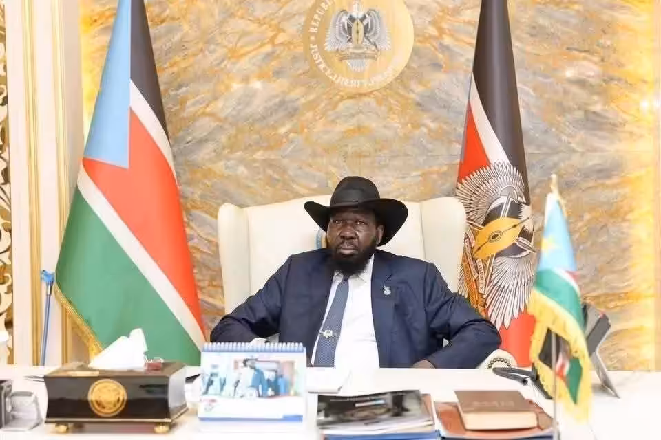 تعيش جوبا على وقع تسارع الأحداث السياسية عقب القرارات الرئاسية التي أصدرها رئيس جنوب السودان الفريق أول سلفاكير ميارديت مساء الثلاثاء، والتي أطاح فيها بنائبه للشؤون الاقتصادية الدكتور بنجامين بول ميل كول، وجرده من رتبة الفريق إلى جندي مع فصله من جهاز الأمن الوطني، إلى جانب إقالته من مناصبه الحزبية والحكومية.