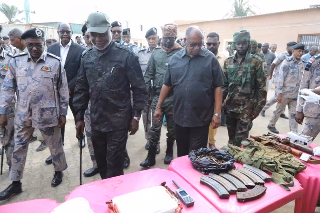 تفقد وزير المالية والتخطيط الاقتصادي د. جبريل إبراهيم، الأربعاء، واحدة من أكبر الضبطيات التي أحبطتها إدارة مكافحة التهريب بهيئة الجمارك بولاية البحر الأحمر، بالتنسيق مع جهاز المخابرات العامة، بعد توقيف شبكة إجرامية في عرض البحر كانت تحمل كميات ضخمة من المخدرات والأسلحة.