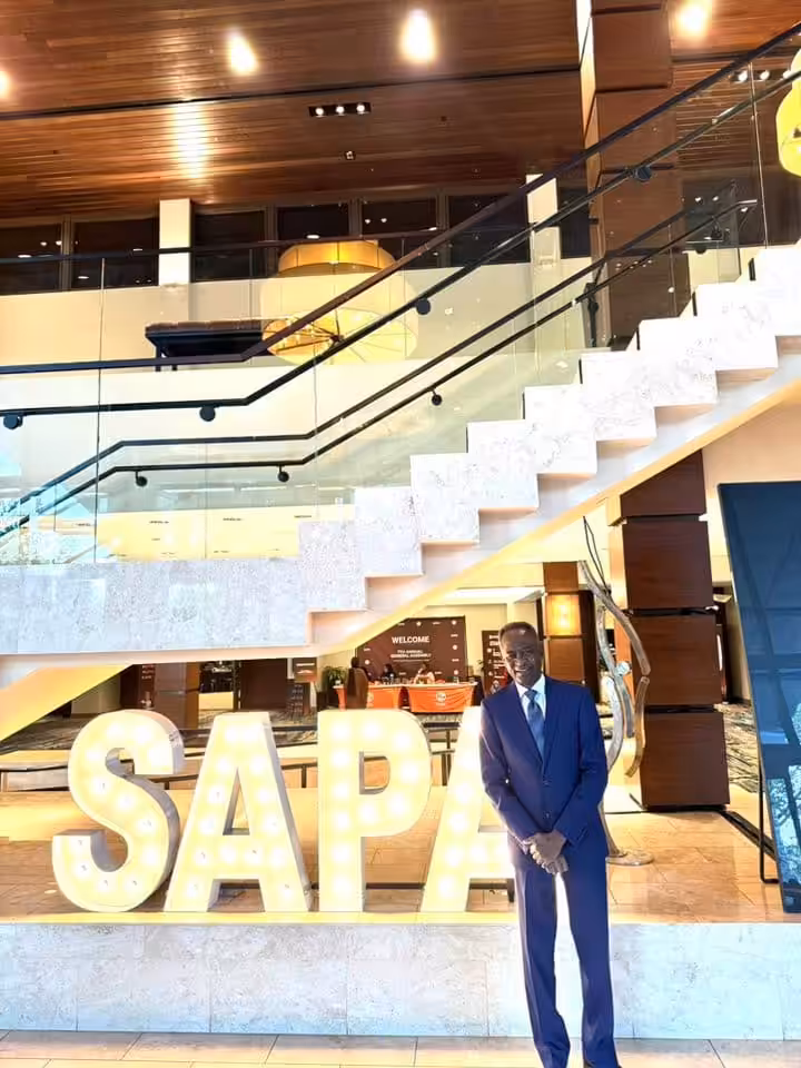 لأكثر من عامين ظللتُ منخرطاً في تواصل مستمر مع عدد من قادة جمعية الأطباء السودانيين الأمريكيين SAPA: الدكاترة ياسر الأمين، علي السيد، هشام الخضر، أنمار حميدة، محمد عيسى، جمال حليم، وآخرين يربطنا همٌّ مشترك هو مساعدة أهلنا في السودان، في ظل التحديات التي يبدو أنها باتت تطول في ذلك المكان.