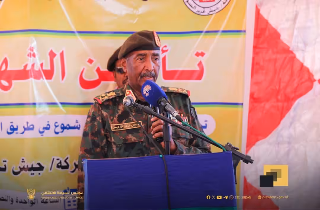 شدّد رئيس مجلس السيادة الانتقالي والقائد العام للقوات المسلحة، الفريق أول ركن عبد الفتاح البرهان، على أن أي مبادرة أو تسوية لا تشمل تفكيك المليشيا المتمردة وتجريدها الكامل من السلاح تعتبر “مرفوضة تماماً”، مؤكداً أن هذه قناعة راسخة لدى قيادة الدولة والجيش.