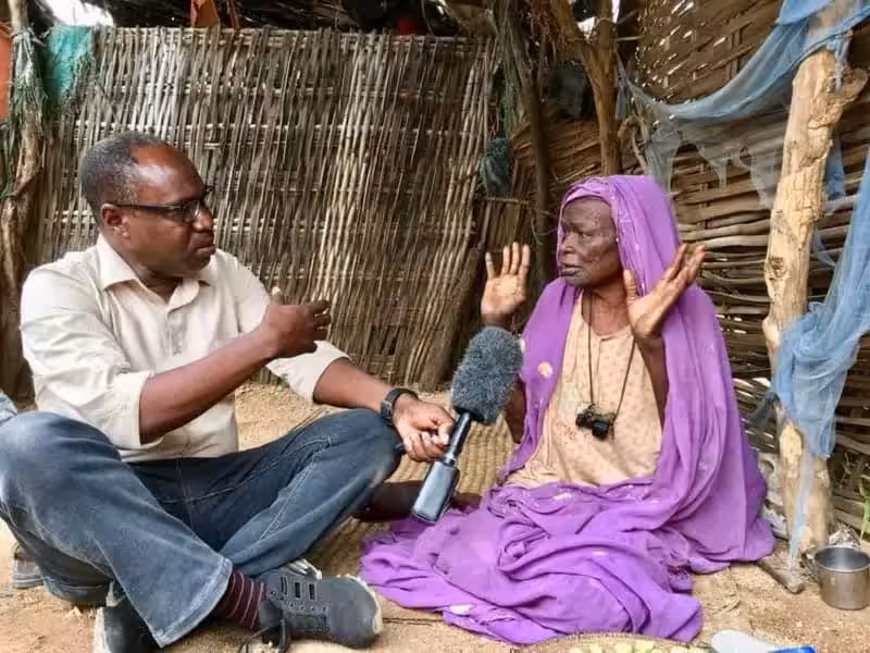 محمد أبكر، صانع المراكيب والتاجر المعروف في سوق الفاشر، صمد في مدينته التي ولد فيها رغم التحذيرات المتكررة من الأصدقاء، قبل أن يلقى حتفه إثر قصف استهدف منزله خلال اقتحام المدينة من قبل قوات الدعم السريع.