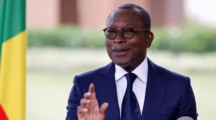 أعلن جنود في بنين، اليوم الأحد، عبر التلفزيون الوطني، أنهم تمكنوا من «السيطرة على السلطة» في الدولة الواقعة بغرب أفريقيا، في خطوة أربكت المشهد السياسي قُبيل أشهر من الانتخابات الرئاسية.