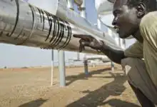 كشفت ثلاثة مصادر مطلعة لـ«دارفور24» أن قوات الدعم السريع شرعت في إنشاء مصفاة لتكرير النفط بالقرب من حقل سفيان بولاية شرق دارفور، في خطوة قد تعيد تشكيل خريطة السيطرة على موارد الطاقة في الإقليم الذي يشهد نزاعًا مستمرًا منذ أبريل 2023.