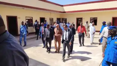 تفقد رئيس عام إدارة المحاكم السودانية، قاضي المحكمة العليا مولانا أحمد الصديق نايل، الاثنين، مجمعات محاكم منطقتي الهلالية وتمبول، إيذاناً بعودتها للخدمة عقب الانتهاء من عمليات إعادة التأهيل جراء الدمار الذي طالها خلال فترة النزاع المسلح.