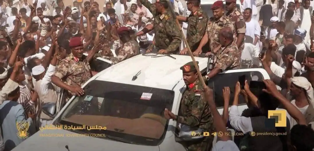 تفقد رئيس مجلس السيادة السوداني والقائد العام للقوات المسلحة، الفريق أول ركن عبد الفتاح البرهان، اليوم الأحد، منطقة "أبو دليق"، في زيارة ميدانية حملت رسائل سياسية وعسكرية واضحة، أشاد خلالها بما وصفه بـ "الوقفة الصلبة" للمواطنين في مواجهة قوات الدعم السريع.