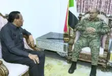 في لقاء بروتوكولي يشي بمحاولة احتواء تصدعات صامتة داخل أروقة الحكم في السودان، استقبل عضو مجلس السيادة ومساعد القائد العام للجيش، الفريق مهندس إبراهيم جابر، الخميس، رئيس الوزراء الدكتور كامل إدريس بمكتبه في الخرطوم، تحت لافتة "تكامل الأدوار" لتعزيز الاستقرار.