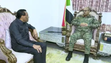 في لقاء بروتوكولي يشي بمحاولة احتواء تصدعات صامتة داخل أروقة الحكم في السودان، استقبل عضو مجلس السيادة ومساعد القائد العام للجيش، الفريق مهندس إبراهيم جابر، الخميس، رئيس الوزراء الدكتور كامل إدريس بمكتبه في الخرطوم، تحت لافتة "تكامل الأدوار" لتعزيز الاستقرار.