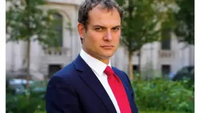 وصف وزير شؤون الشرق الأوسط البريطاني، هيمش فولكنر، استمرار العنف في السودان بأنه "وصمة عار" وفشل دولي، في وقت أحبط فيه الاتحاد الأفريقي مساعي الحكومة السودانية لاستعادة عضويتها المجمدة، مشدداً على أولوية الهدنة الإنسانية الشاملة.