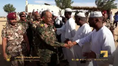 ​في ظهور جديد يحمل دلالات عسكرية وسياسية من مدينة دنقلا، جدد رئيس مجلس السيادة السوداني والقائد العام للقوات المسلحة، الفريق أول ركن عبد الفتاح البرهان، تمسكه بخيار الحسم العسكري الشامل، مؤكداً أن معركة "الكرامة" مستمرة حتى "تطهير البلاد من كل مرتزق وعميل وخائن".