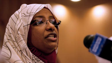 بين دوي المدافع في السودان وطموحات العودة إلى القصر، رسمت الحركة الإسلامية السودانية خارطة طريق مثيرة للجدل، تضع المؤسسة العسكرية في سدة الحكم لنصف عقد من الزمان.