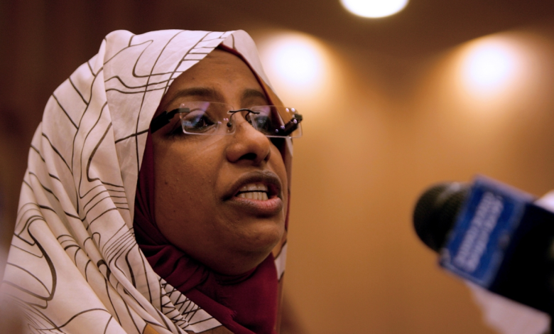   بين دوي المدافع في السودان وطموحات العودة إلى القصر، رسمت الحركة الإسلامية السودانية خارطة طريق مثيرة للجدل، تضع المؤسسة العسكرية في سدة الحكم لنصف عقد من الزمان.