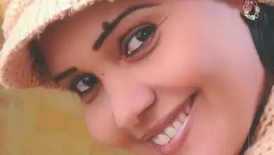 في شارع (47) بالعمارات، توقفتُ على جانب الطريق وأنا في انتظار أحدهم، تناولتُ علبة طعام وبدأتُ في تناول وجبة الإفطار، وكانت الساعة تشير إلى الثالثة عصراً، وقد بلغ مني الجوع مبلغاً كبيراً. لم تمضِ لحظات حتى أطلّ عليّ طفل في التاسعة من عمره من خلف زجاج السيارة. كان يرتدي زيّ المدرسة ويحمل حقيبته على ظهره؛ الحقيبة والملابس تقاسمتا معاً التواضع والبؤس.